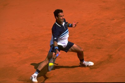 Alex Corretja disputa un partido en Roland Garros. [París, 1999].