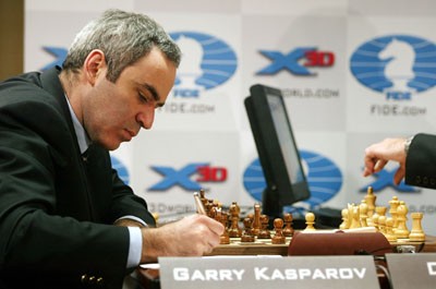 Gary Kasparov se enfrenta al programa informático Deep Junior.