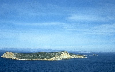 Isla de La Cabrera vista desde el islote de Conejera. 