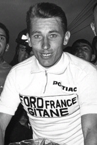 Jacques Anquetil celebra su triunfo en la clásica París-Niza de 1963.
