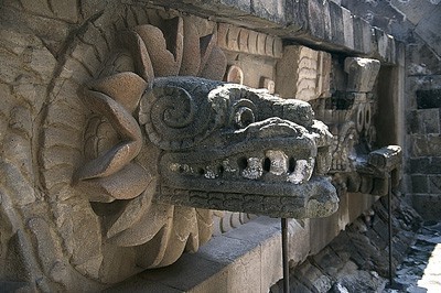Serpiente emplumada que representa al dios azteca Quetzalc&oacute;atl. Detalle de la pir&aacute;mide de Quetzalcoatl (Teotihuac&aacute;n, M&eacute;xico)