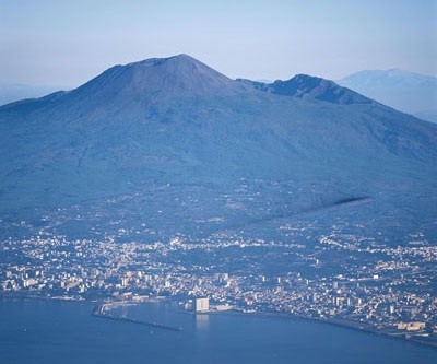 Vista general de la ciudad de Nápoles y, al fondo, el volcán Vesubio. 