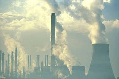 Chimeneas y humos en una zona industrial.