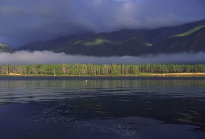 La taiga enmarca las costas del lago Baikal.