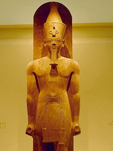 Escultura de Akhenatón, museo de Luxor, Egipto.