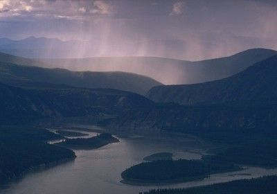 El valle del río Yukón en un día de tormenta.