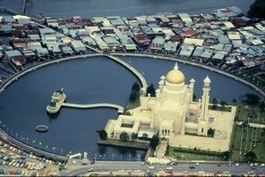 La Mezquita del sultán Oman Ali Saiduddin, Brunei.