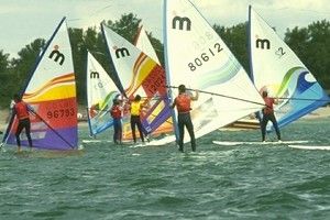 Prácticas deportivas en las aguas del lago Ontario.