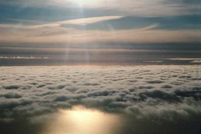 Todo es materia. El aire tiene masa y las nubes también. La masa de una nube es la cantidad de materia que tiene. La masa de la atmósfera de nuestro planeta es de unos 5.000 billones de toneladas. 