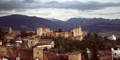 La Alhambra de Granada, con Sierra Nevada al fondo.