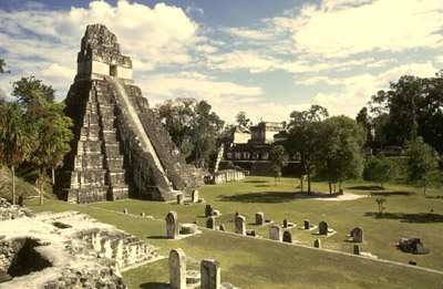 Templo maya en Tikal.