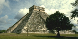 Pirámide maya El Castillo. Chichen Itza (México).