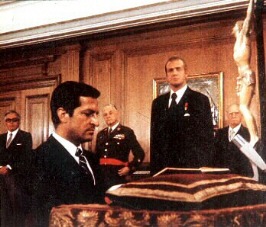El presidente Adolfo Suárez jura su cargo ante el rey Juan Carlos I.