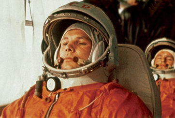 Astronautas a punto de ser lanzados en una nave espacial Soyuz.