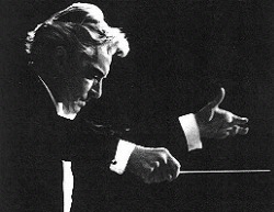 Herbert Von Karajan dirigiendo.